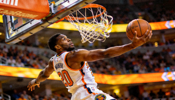 NBA总决赛精彩扣篮视频缩略图，球员飞身暴扣的空中姿态特写